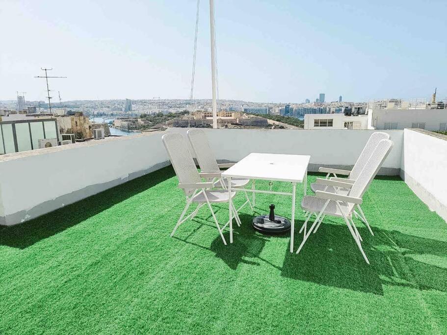 City Penthouse With Roof Terrace And Sea Views Valletta Bagian luar foto
